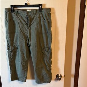 Men's Olive Green Cargo Capris - Casual Utility Pants